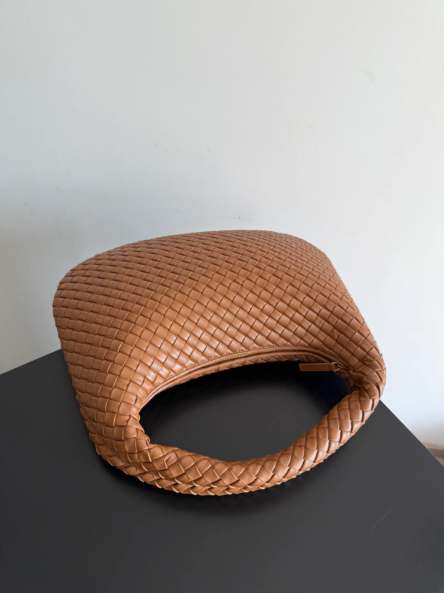 Batch 2120 BV Bottega Veneta's new early spring women's shoulder bag. The soft and delicate Hobo bag has been shipped! Many friends are waiting for this bag. It has a round shape and a large capacity. It can hold a 50-fold umbrella inside. Babies with a lot of daily items do not need to worry about the capacity of this bag. It is a practical bag for traveling and commuting. Although it is fluffy, it is soft and comfortable when carried on one shoulder. It has a modern and retro feel. Model No.: 856737 Size: 44*28*5cm
